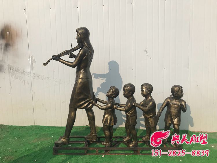 拉小提琴的老師和孩子情景雕塑-玻璃鋼仿銅親子音樂人物雕塑圖片 拉小提琴的老師和孩子情景雕塑-玻璃鋼仿銅親子音樂人物雕塑圖片