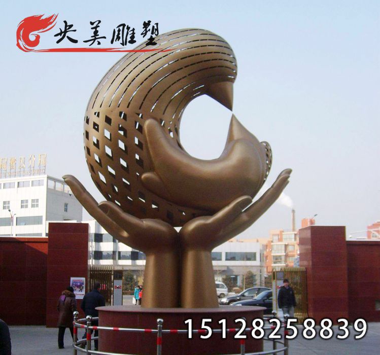 不銹鋼雕塑-城市廣場大型景觀雙手托起和平鴿雕塑圖片 不銹鋼雕塑-城市廣場大型景觀雙手托起和平鴿雕塑圖片