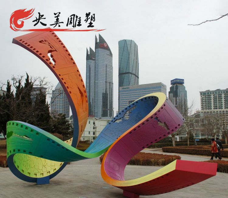 城市廣場不銹鋼彩繪膠卷景觀雕塑圖片 城市廣場不銹鋼彩繪膠卷景觀雕塑圖片