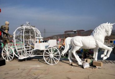 不銹鋼鏤空馬車雕塑 景區園林擺件