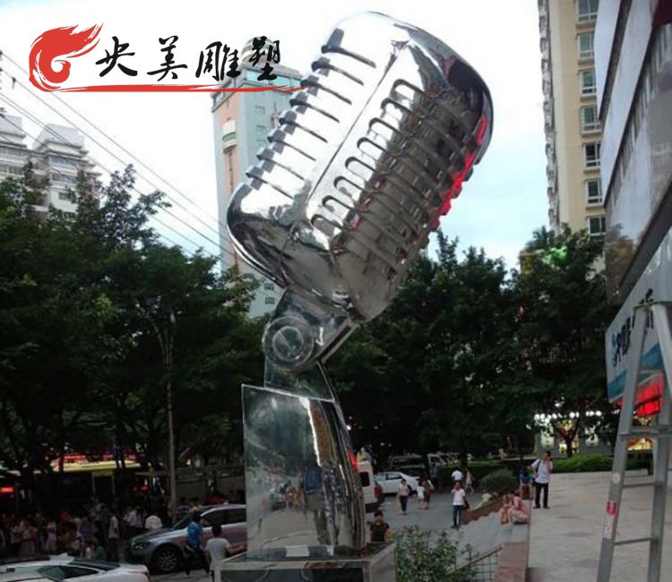城市廣場(chǎng)不銹鋼鏡面話筒雕塑圖片 城市廣場(chǎng)不銹鋼鏡面話筒雕塑圖片