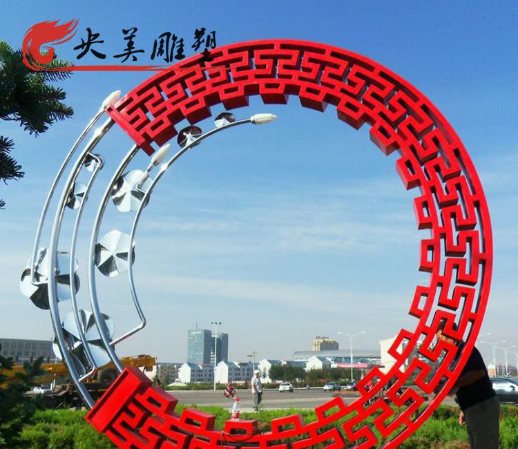 廣場不銹鋼鏤空花環(huán)雕塑圖片 廣場不銹鋼鏤空花環(huán)雕塑圖片