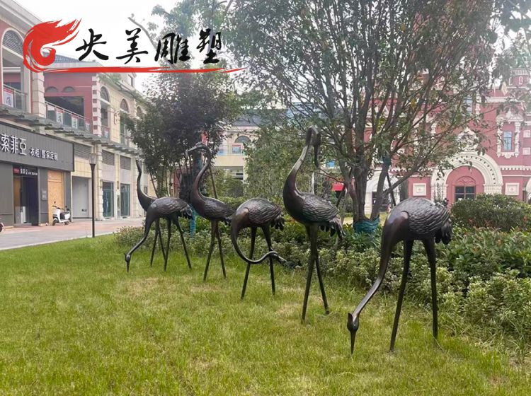 廣場綠地擺放仙鶴銅雕圖片 廣場綠地擺放仙鶴銅雕圖片