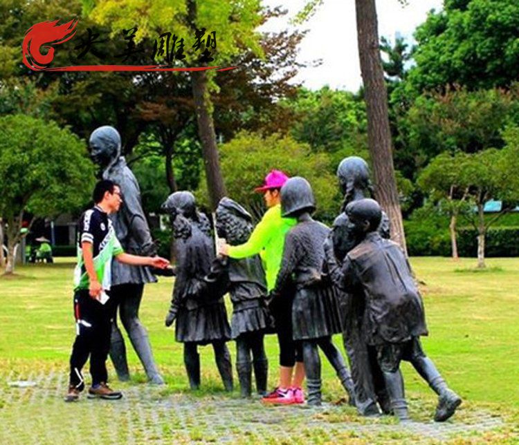 公園玻璃鋼仿銅兒童老鷹抓小雞雕塑圖片 公園玻璃鋼仿銅兒童老鷹抓小雞雕塑圖片