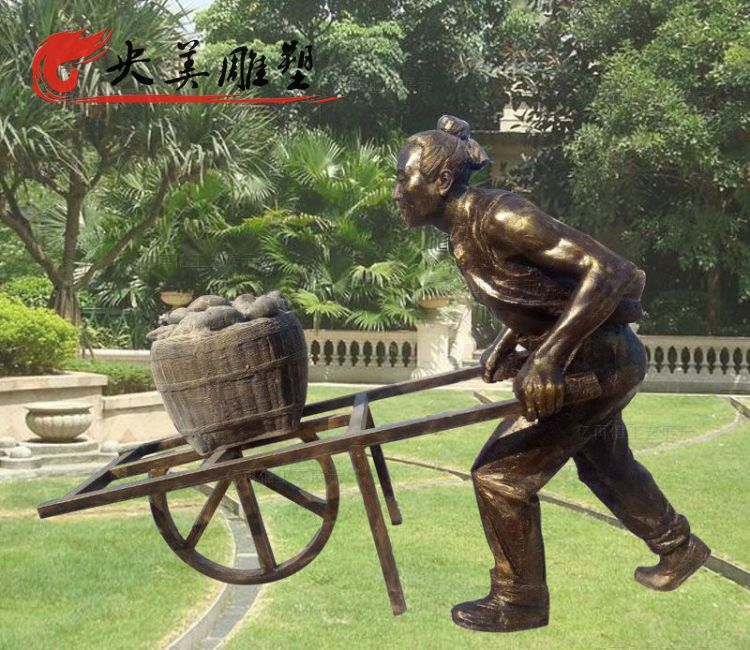 玻璃鋼仿銅推獨(dú)輪車雕塑圖片 玻璃鋼仿銅推獨(dú)輪車雕塑圖片