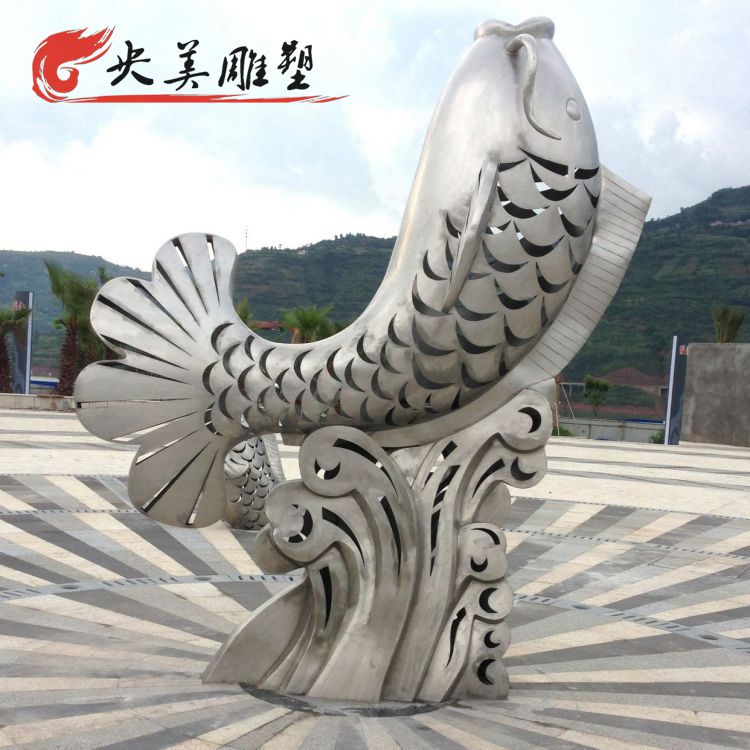 小區廣場擺放不銹鋼鏤空魚噴泉雕塑圖片 小區廣場擺放不銹鋼鏤空魚噴泉雕塑圖片