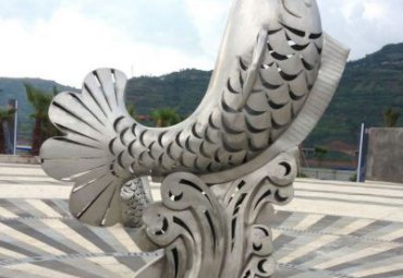 小區廣場擺放不銹鋼鏤空魚噴泉雕塑