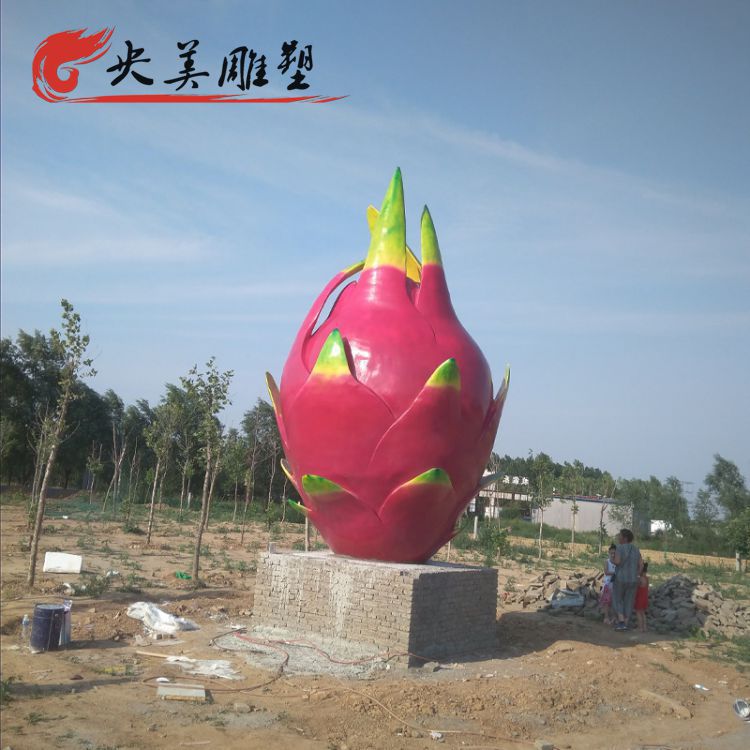 公園綠地擺放玻璃鋼仿真火龍果雕塑圖片 公園綠地擺放玻璃鋼仿真火龍果雕塑圖片