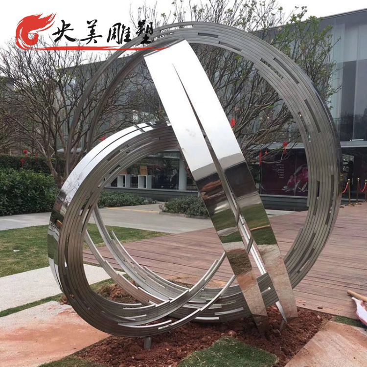公園戶外擺放不銹鋼圓環雕塑圖片 公園戶外擺放不銹鋼圓環雕塑圖片