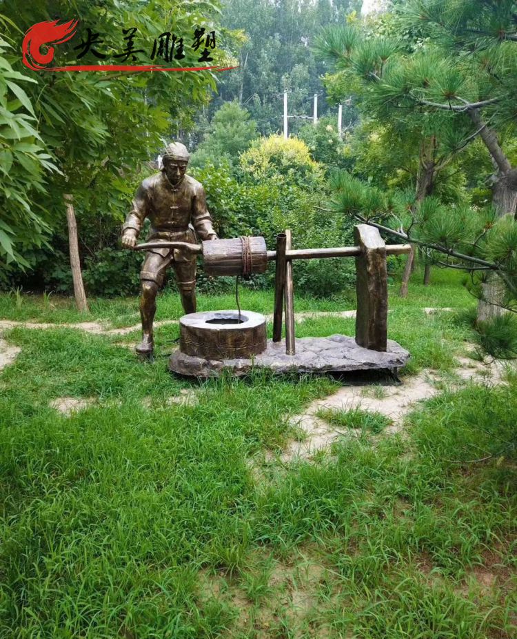 公園草坪擺放玻璃鋼仿銅打水人物雕塑圖片 公園草坪擺放玻璃鋼仿銅打水人物雕塑圖片