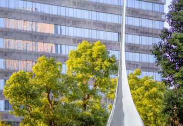 小區公園擺放不銹鋼鏡面水滴雕塑