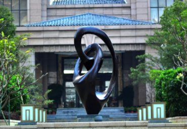 小區(qū)門(mén)前擺放玻璃鋼抽象藝術(shù)景觀雕塑