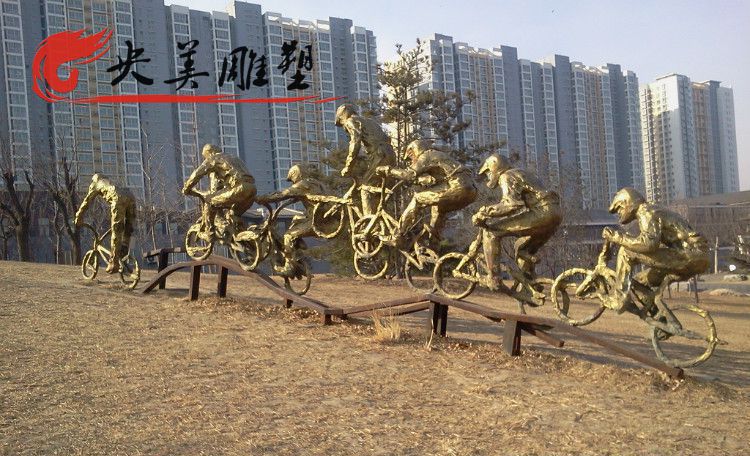 公園擺放玻璃鋼仿銅騎自行車人物雕塑圖片 公園擺放玻璃鋼仿銅騎自行車人物雕塑圖片