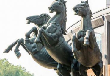 廣場(chǎng)擺放黃銅鑄造銅馬雕塑