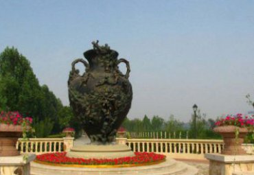 廣場(chǎng)擺放鑄銅浮雕花瓶雕塑