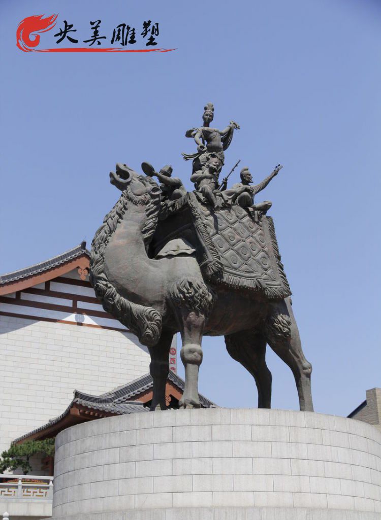 景區(qū)廣場擺放青銅雕刻駱駝雕塑圖片