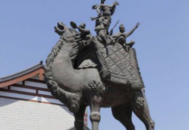 景區廣場擺放青銅雕刻駱駝雕塑