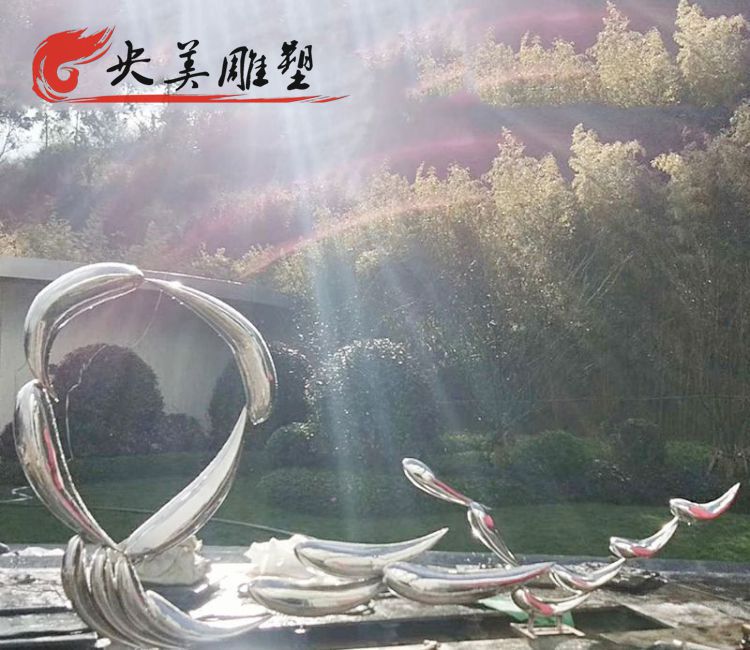 園林擺放不銹鋼魚群水景觀雕塑圖片