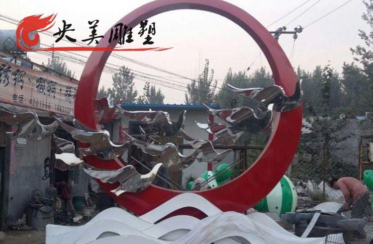 公園廣場擺放不銹鋼圓環(huán)鴿子雕塑圖片 公園廣場擺放不銹鋼圓環(huán)鴿子雕塑圖片