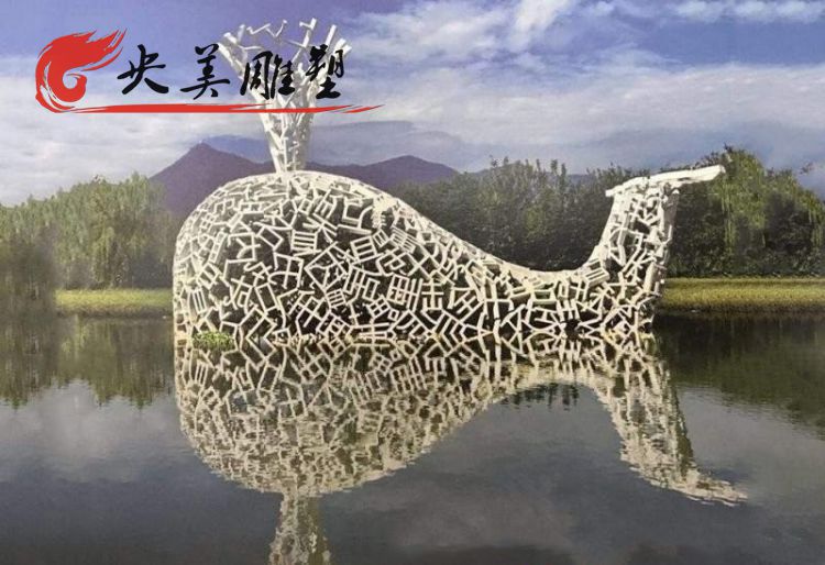 園林大型不銹鋼字體鏤空鯨魚噴水雕塑圖片