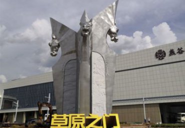 廣場擺放大型不銹鋼抽象馬頭標志雕塑