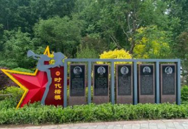 廣場景區擺放不銹鋼宣傳欄雕塑