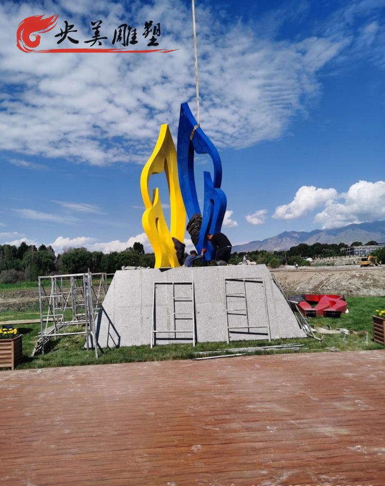 公園不銹鋼抽象鏤空樹葉雕塑圖片 公園不銹鋼抽象鏤空樹葉雕塑圖片