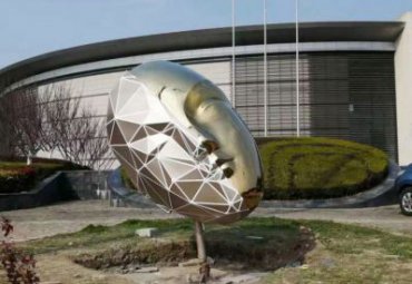 廣場擺放不銹鋼抽象面具雕塑