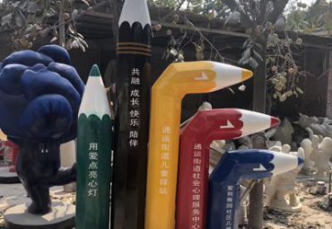 廣場擺放玻璃鋼彩繪鉛筆精神堡壘雕塑
