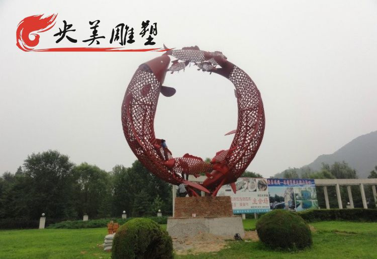 公園擺放不銹鋼鏤空鯉魚雕塑圖片 公園擺放不銹鋼鏤空鯉魚雕塑圖片