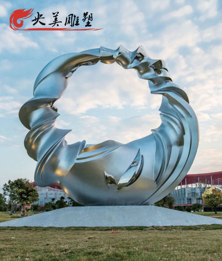 公園擺放不銹鋼異形圓環雕塑圖片 公園擺放不銹鋼異形圓環雕塑圖片