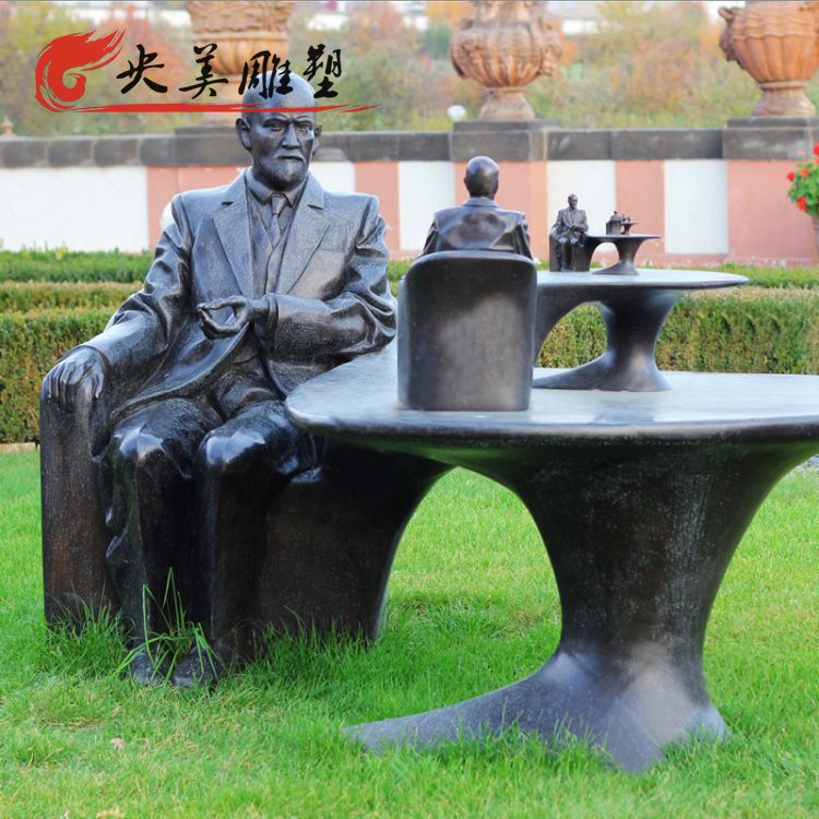 公園草坪擺放鑄銅西方名人雕塑圖片 公園草坪擺放鑄銅西方名人雕塑圖片