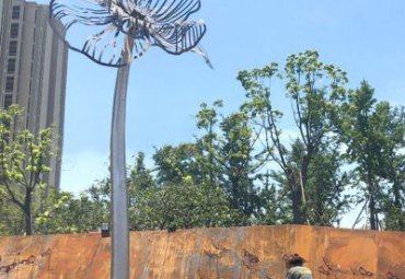 小區(qū)擺放不銹鋼花樹(shù)亮化景觀雕塑