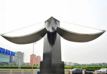 廣場(chǎng)擺放不銹鋼門(mén)亭雕塑
