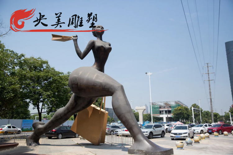 戶(hù)外廣場(chǎng)擺放大型不銹鋼仿銅抽象購(gòu)物人雕塑圖片 戶(hù)外廣場(chǎng)擺放大型不銹鋼仿銅抽象購(gòu)物人雕塑圖片