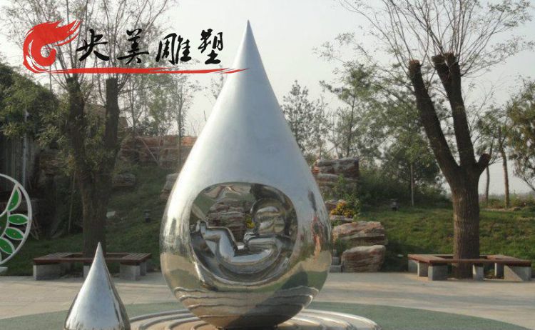 公園擺放不銹鋼鏡面抽象水滴雕塑圖片 公園擺放不銹鋼鏡面抽象水滴雕塑圖片
