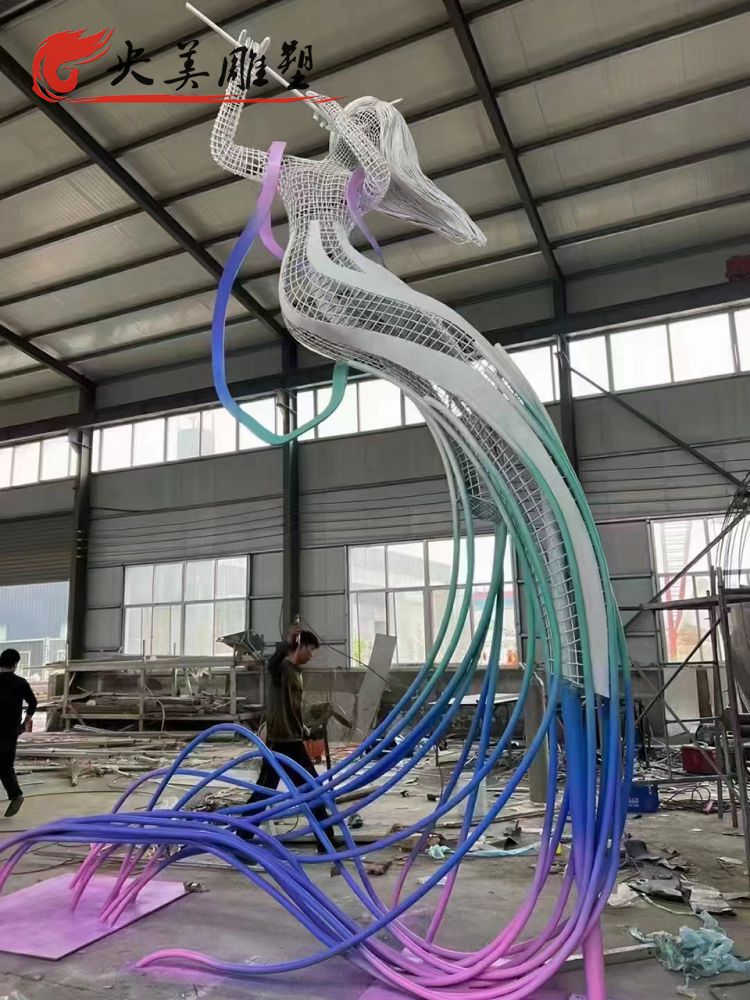 不銹鋼抽象人物雕塑,吹笛子的網格美女圖片 不銹鋼抽象人物雕塑,吹笛子的網格美女圖片