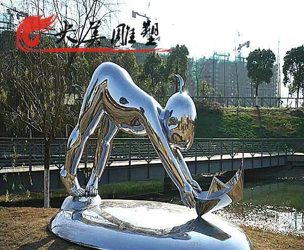 公園擺放鏡面不銹鋼兒童玩紙船景觀小品雕塑圖片 公園擺放鏡面不銹鋼兒童玩紙船景觀小品雕塑圖片