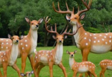 草坪仿真動物玻璃鋼梅花鹿雕塑