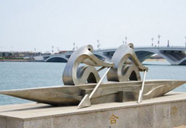 海濱公園擺放不銹鋼抽象劃船運動人物雕塑