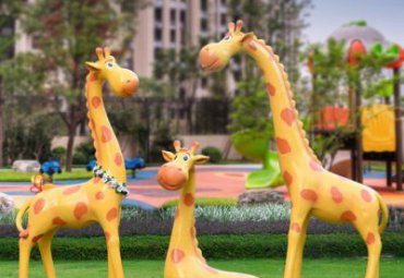 園林公園創意玻璃鋼卡通長頸鹿雕塑
