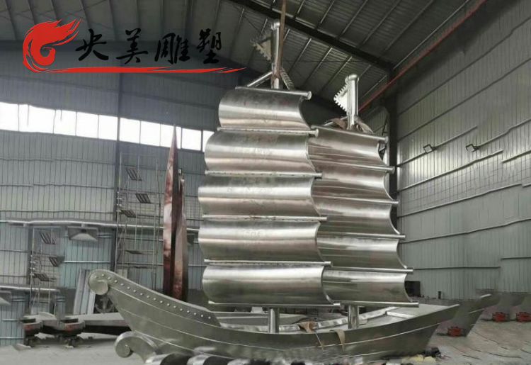 景區廣場擺放不銹鋼船景觀雕塑圖片 景區廣場擺放不銹鋼船景觀雕塑圖片