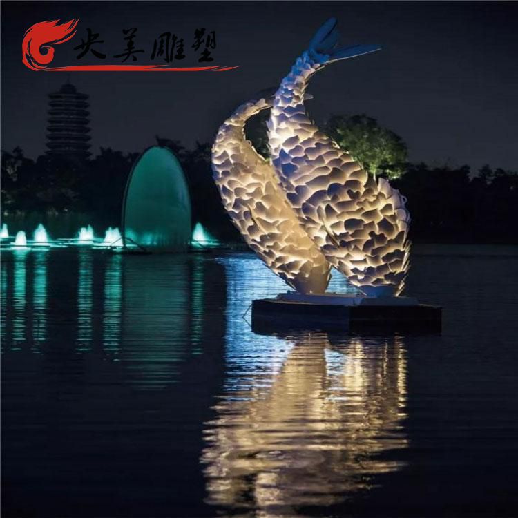 公園湖邊擺放不銹鋼燈光鯉魚水景觀雕塑圖片 公園湖邊擺放不銹鋼燈光鯉魚水景觀雕塑圖片