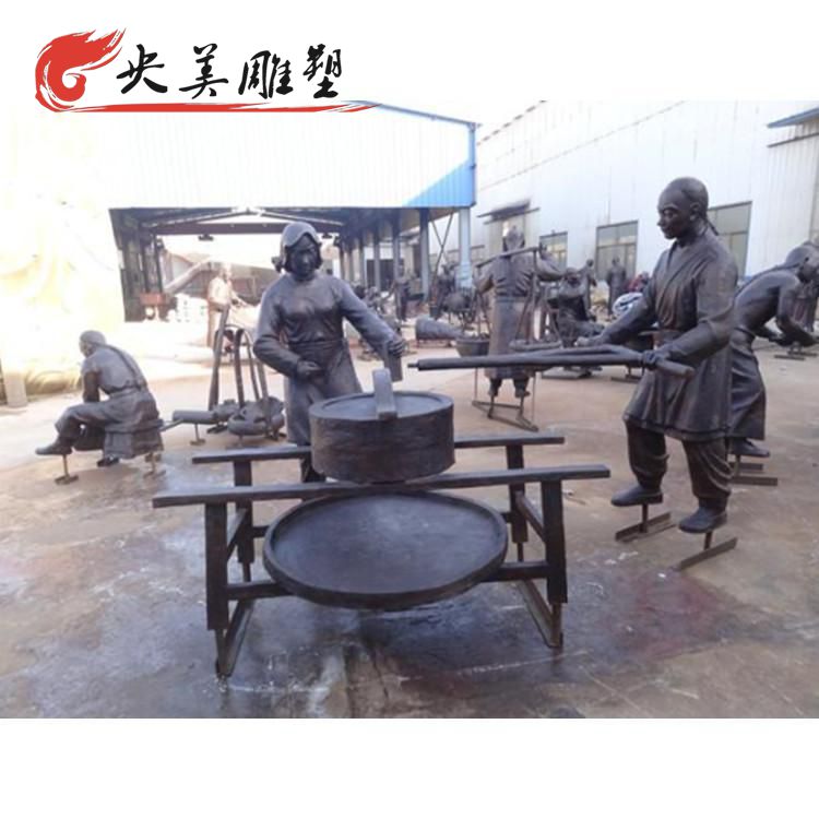 民俗文化玻璃鋼仿銅推磨的人物小品圖片 民俗文化玻璃鋼仿銅推磨的人物小品圖片