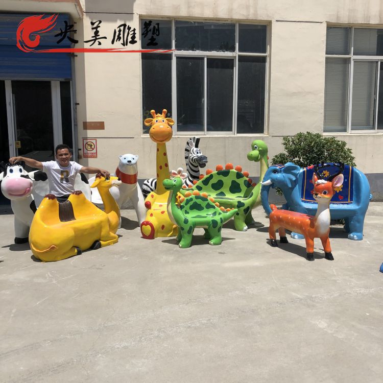 商場(chǎng)美陳裝飾擺件玻璃啊卡通座椅雕塑圖片 商場(chǎng)美陳裝飾擺件玻璃啊卡通座椅雕塑圖片