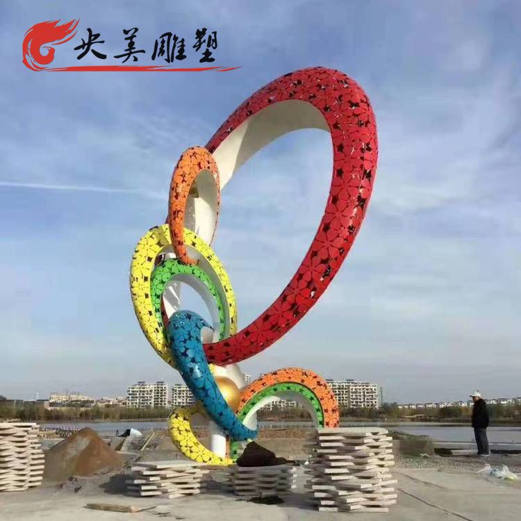 景點廣場擺放創意不銹鋼彩繪圓環組合景觀雕塑圖片 景點廣場擺放創意不銹鋼彩繪圓環組合景觀雕塑圖片