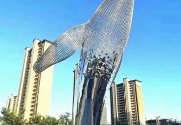 廣場水池擺放創意不銹鋼鏤空鯨魚景觀雕塑