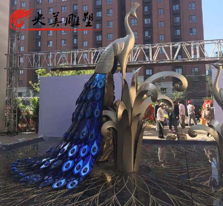 小區廣場擺放不銹鋼噴漆孔雀景觀雕塑圖片 小區廣場擺放不銹鋼噴漆孔雀景觀雕塑圖片