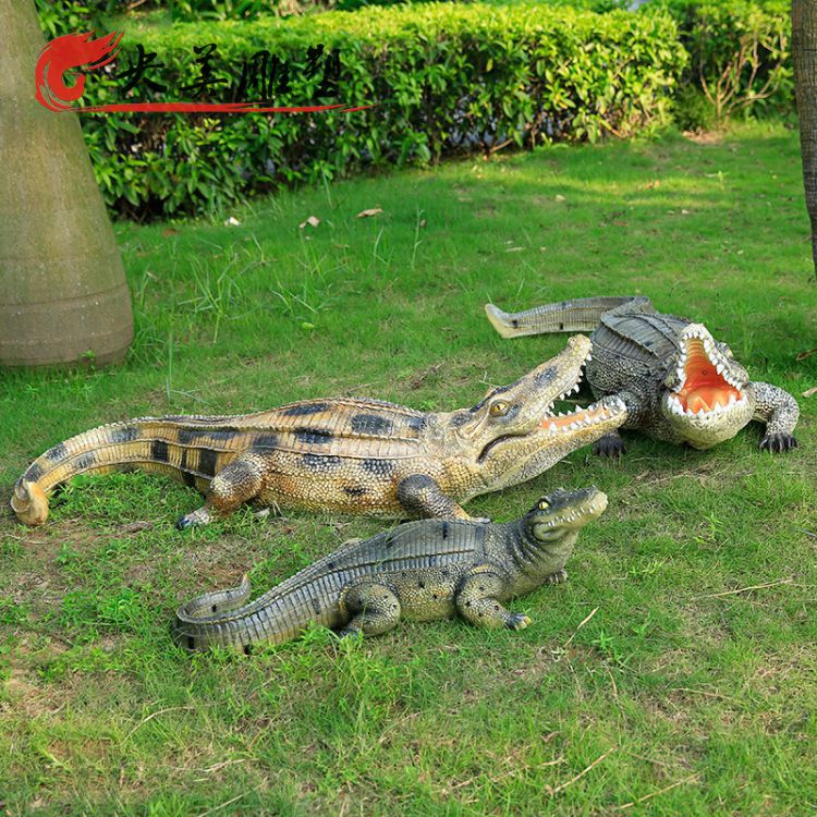 仿真動物戶外園林玻璃鋼鱷魚雕塑圖片 仿真動物戶外園林玻璃鋼鱷魚雕塑圖片