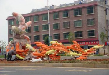 城市街邊擺放玻璃鋼彩繪魚群景觀雕塑